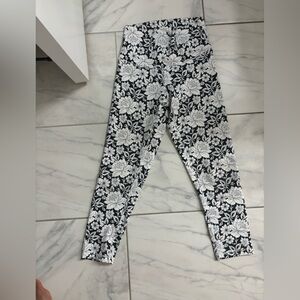 Floral cropped athletic leggings. EUC.